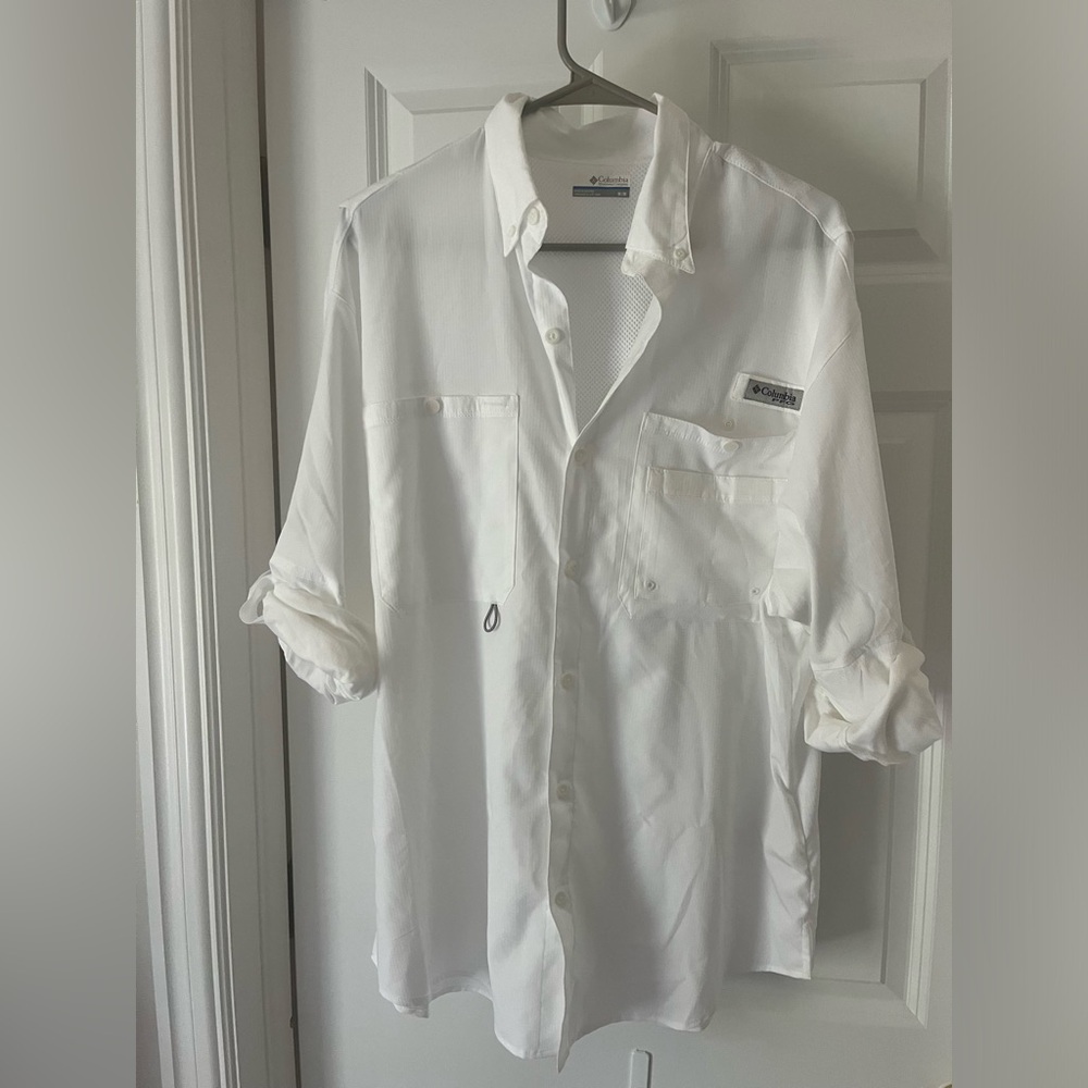 Men’s Columbia PFG- roll up sleeve. Omni shield in color white.